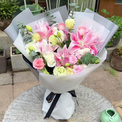 益阳9朵玫瑰混搭百合，爱恋纯真无邪